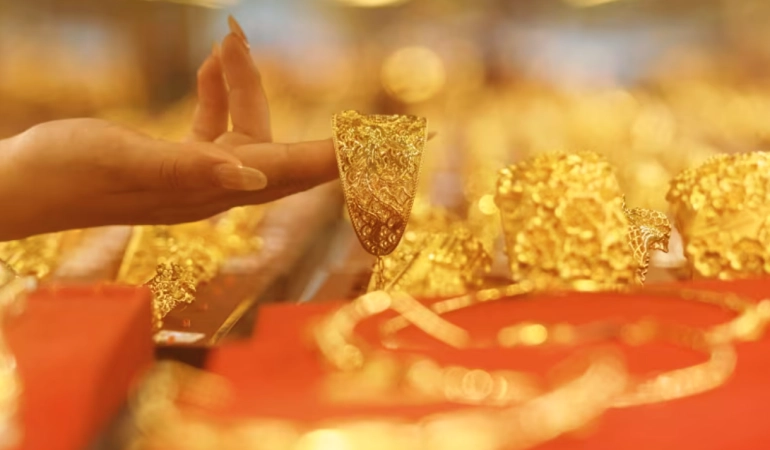 Gold price hits a new record high – How Should You Invest?